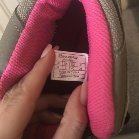 Women’s stone/pink colored Bearpaw waterproof ankle boot— size 9! Never worn! - Picture 4 of 4